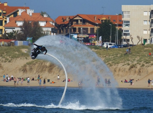 Flyboard en la playa de Noja.jpg